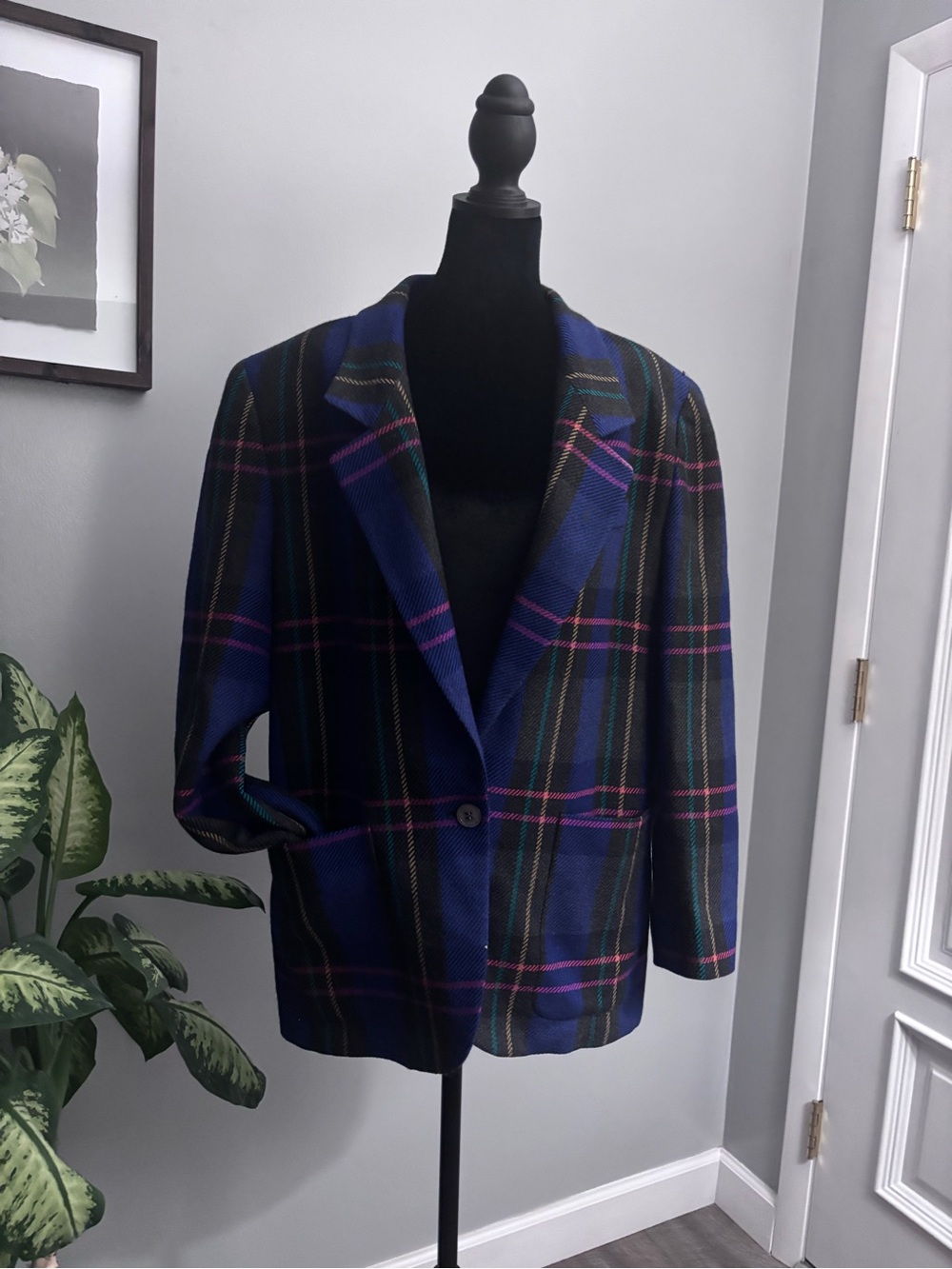 Vintage Liz Claiborne 100% wool blazer in a tartan plaid with purple and pink.
